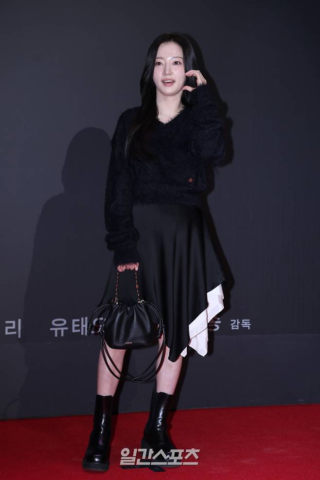 배우 송하윤이 28일 오후 서울 강남구 CGV 청담씨네시티에서 열린 CJ ENM 스크리닝 나잇 '패스트 라이브즈' 포토월 행사에 참석해 포즈를 취하고 있다. 영화 '패스트 라이브즈'는 서울에서 어린 시절을 보낸 첫사랑 나영(그레타 리 분)과 해성(유태오 분)이 24년 만에 뉴욕에서 다시 만나 그들의 인연을 돌아보는 운명적인 이야기다. 유수 영화제 67관왕을 비롯해 제96회 영국 아카데미 시상식 작품상과 각본상 후보에 올라 화제를 모은 바 있다. 오는 3월 6일 개봉. 서병수 기자 qudtn@edaily.co.kr /2024.02.28/