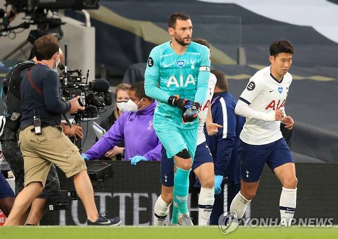 사진은 지난 2022년 토트넘 시절 한솥밥을 먹은 위고 로리스(왼쪽)와 손흥민. EPA=연합뉴스