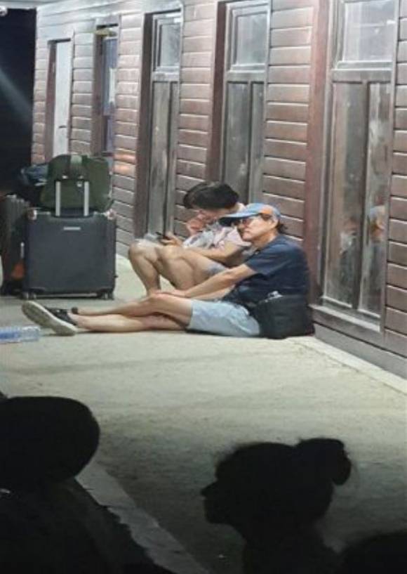 윤영선 전 관세청장 일행이 카자흐스탄 국경에서 입국을 기다리고 있다. [사진=윤영선]