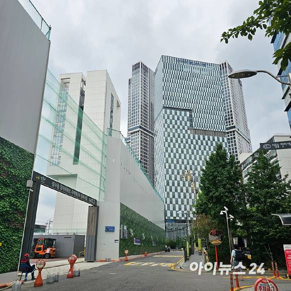 오티에르 포레 공사 현장에서 길 건너 '아크로서울포레스트'가 보인다.2025.07.04 [사진=이효정 기자 ]