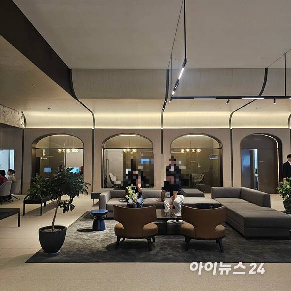 오티에르 포레 견본주택 내에는 데스크 형태뿐 아니라 독립된 동간의 분양 상담 공간이 마련돼 있다. 2025.07.04 [사진=이효정 기자 ]