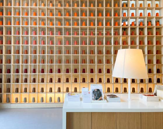 실과 바늘이 대형서점 책장처럼 전시된 ‘바늘이야기’ 연희점.