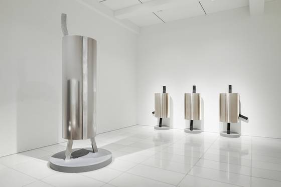 조각가 엄태정 개인전 ‘세계는 세계화한다’ 전경. [사진 아라리오 갤러리]