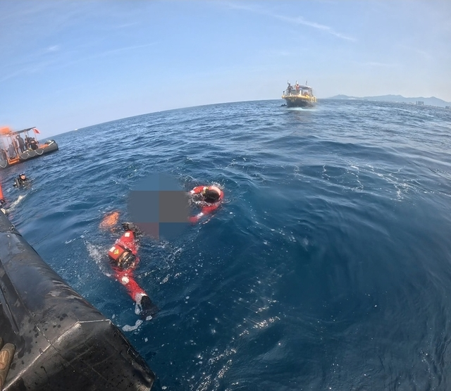 ▲ 5일 강릉 사천진항 인근 바다에서 다이버를 구조하고 있는 강릉해경의 모습. 강릉해양경찰서 제공