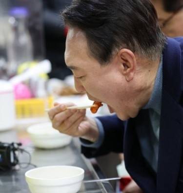 ▲군산공설시장서 떡볶이 먹는 윤석열 [연합뉴스]