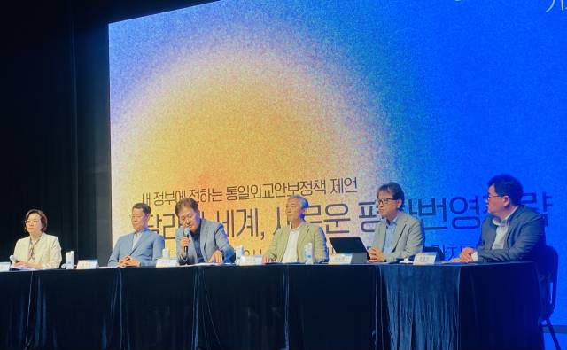 지난 1일 한반도평화포럼에서 주최한 토론회 참석한 김연철 전 통일부장관(왼쪽에서 두번째)