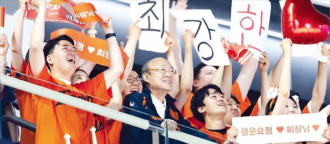김승연 한화그룹 회장(가운데)이 지난 3일 한화 이글스의 홈구장인 대전 한화생명 볼파크에서 임직원들과 함께 경기를 관람하고 있다.  /한화그룹 제공
