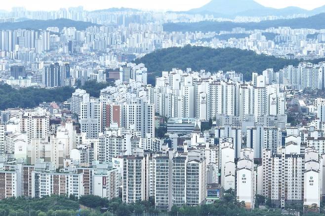정부가 6억원 이상 주택담보대출을 금지하는 초고강도 대출 규제를 시행하며 서울 아파트의 74%, 18개 구의 대출 감소 타격이 있을 것으로 보이는 가운데 29일 서울 시내 아파트 단지의 모습./ 사진=연합뉴스