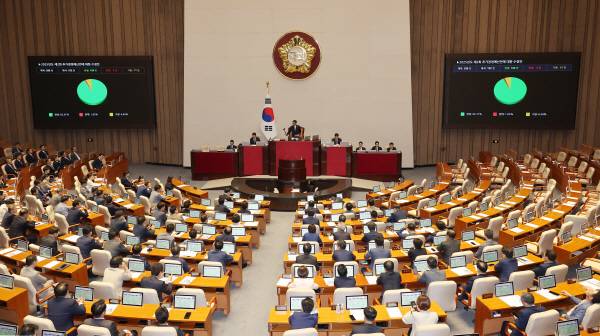 지난 4일 국회 본회의에서 2025년도 제2회 추가경정예산안에 대한 수정안이 통과되고 있다. 사진은 기사 내용과 직접적인 관련이 없음. 연합뉴스
