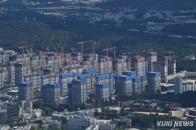 서울 송파구 롯데월드타워에서 바라본 송파구와 강남구 아파트 단지 모습. 곽경근 기자