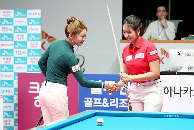 지난 시즌 월드챔피언십 결승에서 격돌했던 김가영(왼쪽)과 스롱 피아비. PBA 제공