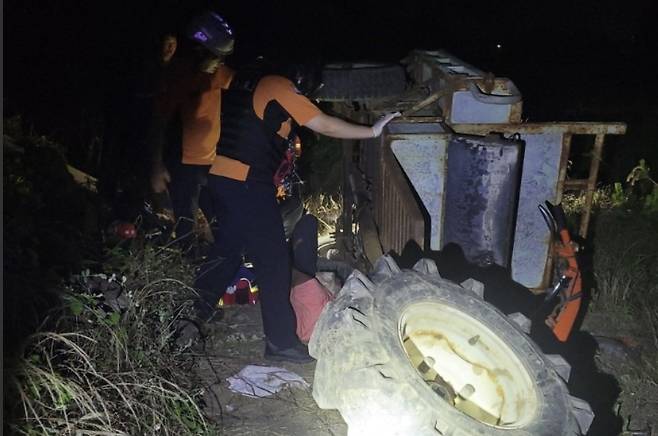 경운기에 깔린 80대를 구조하는 소방 당국. 제주도 소방안전본부 제공.