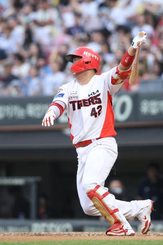 적시타 때리는 KIA의 김태군. 사진[연합뉴스]