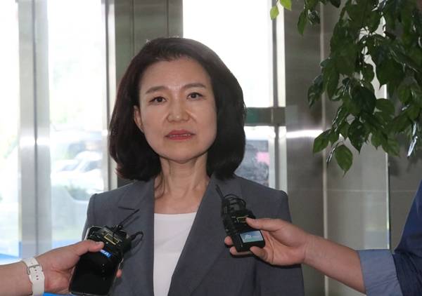 ▲ 대전MBC 사장 재임 시절 법인카드를 사적으로 유용했다는 의혹을 받는 이진숙 방송통신위원장이 5일 대전 유성경찰서에 출석해 기자들의 질문을 받고 있다. ⓒ연합뉴스