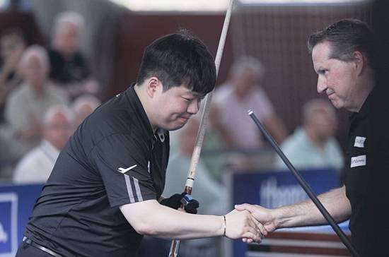 조명우가 에디 멕스를 50:47(27이닝)로 물리치고 포르투3쿠션월드컵 4강에 진출했다. 조명우의 4강전 상대는 쿠드롱을 꺾은 고칸 살만이다. 조명우가 8강전을 치르기 앞서 멕스와 악수하고 있다. (사진=SOOP)