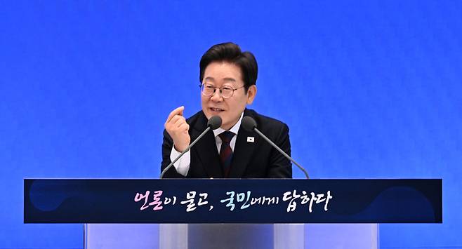 이재명 대통령이 지난 3일 서울 종로구 청와대 영빈관에서 열린 취임 첫 공식 기자회견 ‘대통령의 30일, 언론이 묻고 국민에게 답하다’에 참석해 기자들의 질문에 답하고 있다. [김호영 기자]