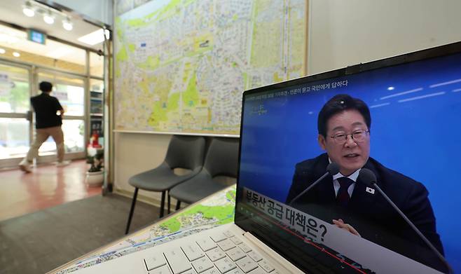 지난 3일 서울 반포의 한 부동산중개업소에서 이재명 대통령의 첫 기자회견 방송이 나오고 있다. [이충우 기자]