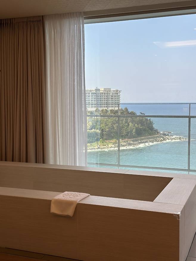 객실 중앙 욕조 / 사진=권효정 여행+ 기자