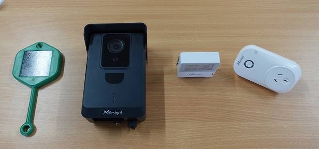 인디시움 다이나믹스의 다양한 센서들. 왼쪽부터 냄새 감지 센서, 동물 모니터링 카메라, 실내 이산화탄소 농도 측정 센서, 전력 사용량 표시 플러그.