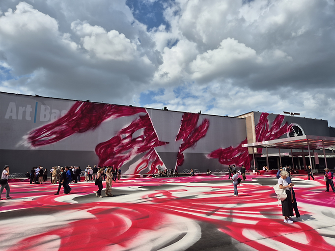 카타리나 그로세가 아트 바젤이 열리는 메세플라츠 전체를 붉은 색 페인트로 뒤덮어 버렸다. ©김슬기