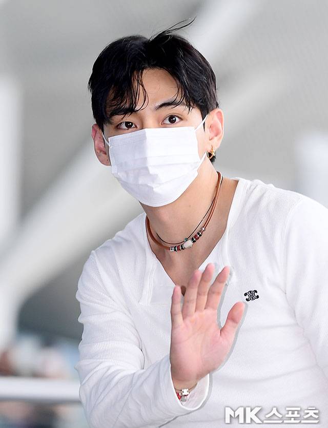 방탄소년단(BTS) 뷔가 인천국제공항에 등장했다. 사진=김영구 기자