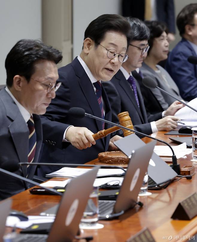 [서울=뉴시스] 최동준 기자 = 이재명 대통령이 5일 서울 용산 대통령실 청사에서 열린 국무회의에서 의사봉을 두드리며 개회 선언을 하고 있다. 2025.07.05. photocdj@newsis.com /사진=최동준