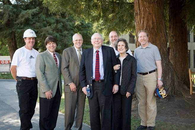2008년 기숙사 건설 현장을 방문한 찰리 멍거와 낸시 멍거(사진 중간의 전면)/사진=스탠퍼드 대학 홈페이지
