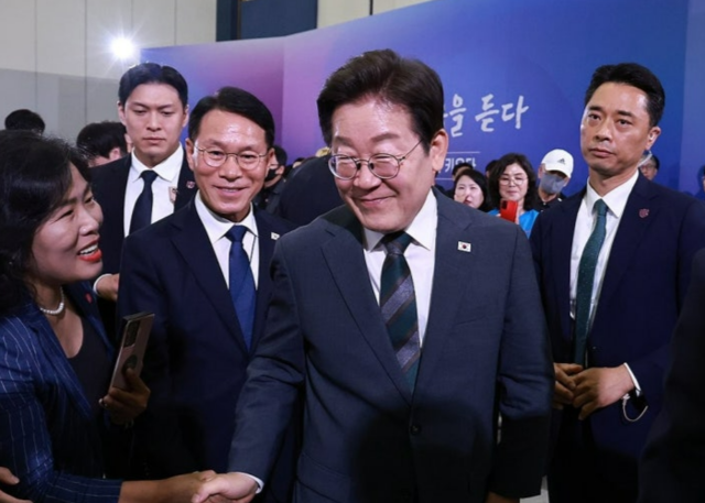 이재명 대통령이 4일 대전컨벤션센터에서 타운홀 미팅 형식으로 진행한 ‘국민소통 행보 2탄, 충청의 마음을 듣다’ 간담회를 마친 후 참석자와 인사하고 있다. 연합뉴스