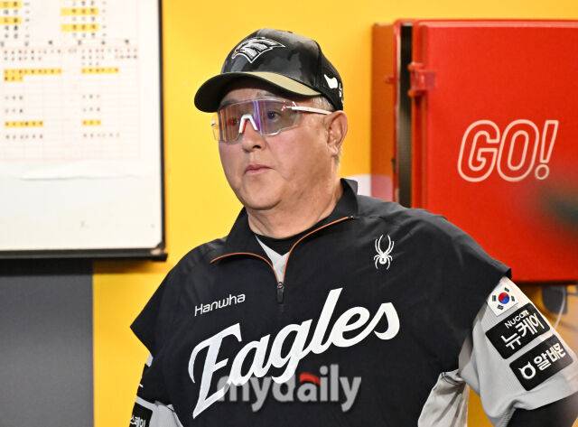 27일 오후 인천광역시 문학동 SSG랜더스필드에서 진행된 '2025 프로야구 KBO리그' SSG랜더스와 한화이글스의 경기. 한화 김경문 감독이 경기를 지켜보고 있다./마이데일리