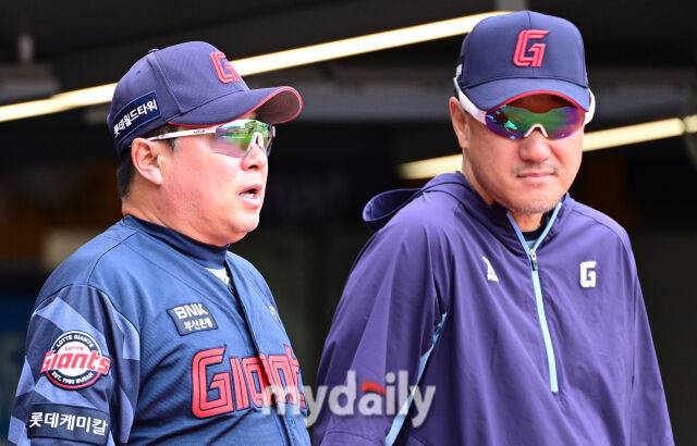 15일 오후 인천SSG랜더스필드에서 진행된 '2025 프로야구 KBO리그' 롯데-SSG의 경기. 롯데 김태형 감독이 조원우 코치와 이야기를 나누고 있다./마이데일리