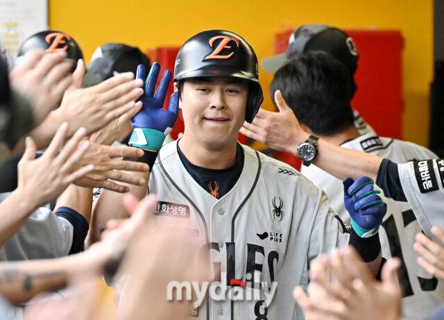 27일 오후 인천광역시 문학동 SSG랜더스필드에서 진행된 '2025 프로야구 KBO리그' SSG랜더스와 한화이글스의 경기. 한화 노시환이 1회초 1사 1,3루서 3점 홈런을 터뜨린 뒤 덕아웃서 환호하고 있다./마이데일리