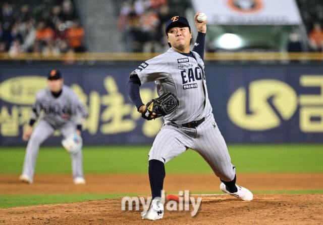 2025년 4월 10일 오후 서울 잠실구장에서 진행된 '2025 신한 SOL뱅크 KBO 리그' 한화 이글스와 두산 베어스의 경기. 한화 김범수가 8회말 2사 후 구원등판해 역투하고 있다./마이데일리