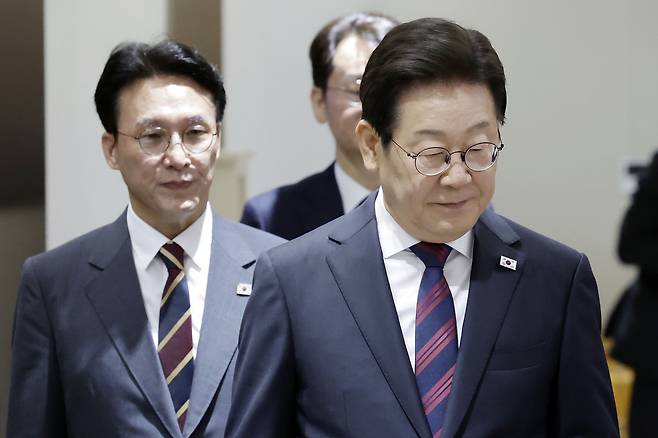 이재명 대통령과 김민석 국무총리가 5일 서울 용산 대통령실 청사에서 열린 국무회의에 입장하고 있다. 2025.7.5 [대통령실통신사진기자단] <연합뉴스>