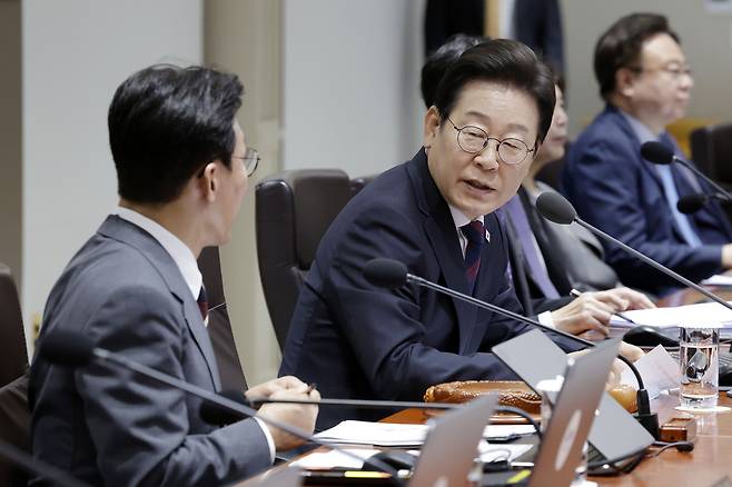 이재명 대통령이 5일 서울 용산 대통령실 청사에서 열린 국무회의에서 김민석 국무총리를 환영하는 인사말을 하고 있다. [연합]