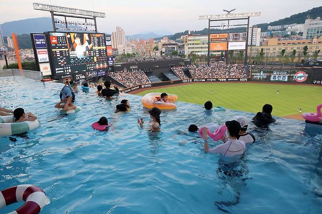 지난 3일 대전 한화생명볼파크에서 열린 2025 신한 SOL 뱅크 KBO리그 NC 다이노스와 한화 이글스의 경기에서 관중들이 구장 내에 설치된 수영장 인피니티 풀에서 경기를 보고 있다. [연합]
