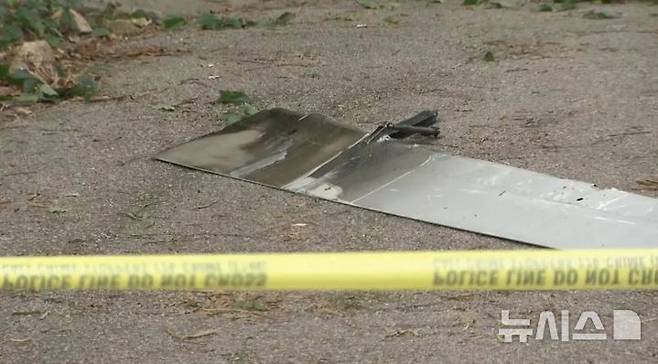 [뉴시스]델타항공의 한 여객기에서 날개 일부가 분리돼 미국 노스캐롤라이나 한 주택가에 추락하는 사고가 발생했다. (사진=뉴욕포스트)