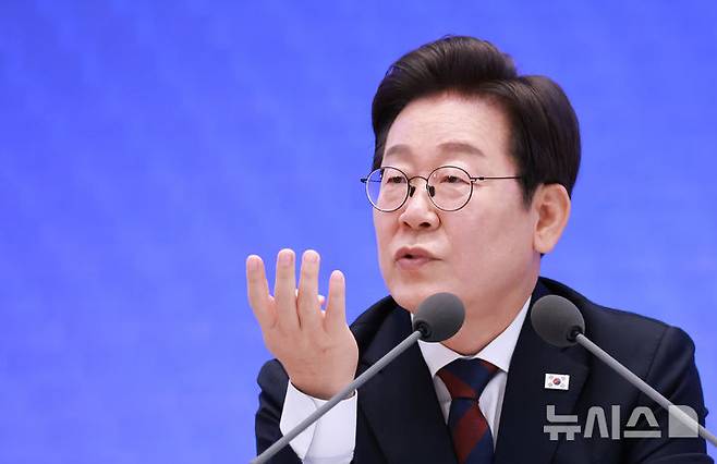 [서울=뉴시스] 고범준 기자 = 이재명 대통령이 지난 3일 청와대 영빈관에서 열린 '대통령의 30일, 언론이 묻고 국민에게 답하다' 기자회견에서 출입기자들 질문에 답변하고 있다. (대통령실통신사진기자단) 2025.07.03. bjko@newsis.com