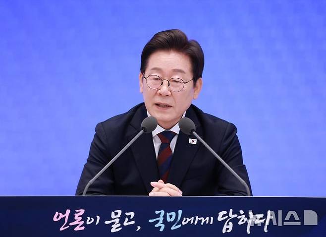 [서울=뉴시스] 고범준 기자 = 이재명 대통령이 3일 청와대 영빈관에서 열린 '대통령의 30일, 언론이 묻고 국민에게 답하다' 기자회견에서 취재진 질문에 답하고 있다. 2025.07.03. bjko@newsis.com
