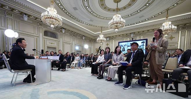 [서울=뉴시스] 고범준 기자 = 이재명 대통령이 3일 청와대 영빈관에서 열린 '대통령의 30일, 언론이 묻고 국민에게 답하다' 기자회견에서 외신출입기자들 질문을 받고 있다. 2025.07.03. bjko@newsis.com