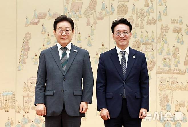 [서울=뉴시스] 고범준 기자 = 이재명 대통령이 4일 서울 용산 대통령실 청사에서 열린 임명장 수여식에서 김민석 신임 국무총리에게 임명장을 수여한 뒤 기념촬영 하고 있다. 2025.07.04. bjko@newsis.com