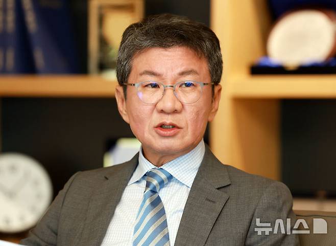 [서울=뉴시스] 이영환 기자 = 정몽규 대한축구협회 회장이 지난 3일 서울 종로구 축구회관 집무실에서 뉴시스와 인터뷰를 하고 있다. 2025.07.04. 20hwan@newsis.com