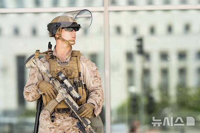[로스앤젤레스+AP/뉴시스] 지난달 14일(현지시각) 미 로스앤젤레스에서 한 해병이 연방 건물을 경비하고 있다. 캘리포니아에 이어 두번째로 플로리다에 연방 해병 병력이 이민단속지원을 위해 파견된다. 2025.7.5.