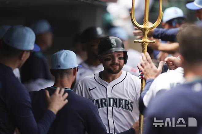 [시애틀=AP/뉴시스] 시애틀 매리너스의 칼 롤리가 5일(한국 시간) 미국 워싱턴주 시애틀의 T-모바일 파크에서 벌어진 2025 메이저리그(MLB) 피츠버그 파이리츠와의 경기에서 1회말 투런 홈런을 날린 뒤 동료들의 축하를 받고 있다. 2025.07.05