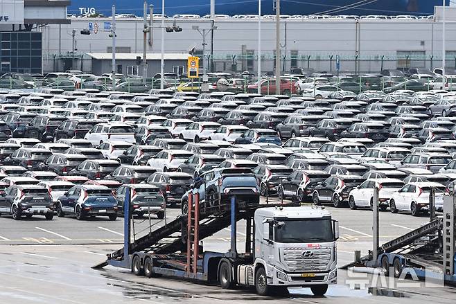 [평택=뉴시스] 김종택 기자 = 미국 관세 영향에도 핵심 주력 상품인 반도체가 사상 최대 실적을 기록하고 자동차 수출도 6월 역대 최대 실적을 달성하면서 전체 수출 실적을 끌어 올렸다.1일 산업통상자원부 6월 수출입 동향 발표에 따르면 6월 수출액은 598억달러로 전년 동월 대비 4.3% 증가했다. 월간 수출은 2023년 10월부터 15개월 연속으로 전년 동월 대비 증가한 뒤 올해 1월 감소로 전환했다. 이후 3개월 연속 증가 뒤 지난 5월 감소로 돌아섰는데, 한 달 만에 다시 증가세를 회복한 것이다.사진은 1일 경기 평택항 자동차 전용부두에 수출용 차량이 세워져 있는 모습. 2025.07.01. jtk@newsis.com