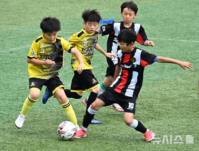 [수원=뉴시스] 김종택 기자 = '제3회 수원컵 전국 유소년 축구대회'가 열린 5일 경기 수원시 경기대학교 수원캠퍼스 대운동장에서 대회에 참가한 선수들이 열띤 경기를 펼치고 있다. 뉴시스 경기남부본부가 주최하고 수원시축구협회가 주관한 이번대회는 전국에서 모인 순수아마추어 취미반 소속 40개팀, 총 400여명이 참가했다. 2025.07.05. jtk@newsis.com