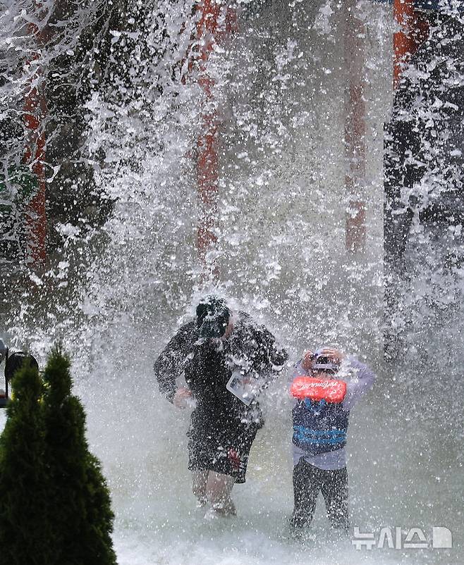 [서귀포=뉴시스] 우장호 기자 = 폭염이 기승을 부리는 5일 오후 서귀포시 안덕면 제주신화월드 워터파크를 찾은 피서객들이 물놀이를 하며 더위를 식히고 있다. 2025.07.05. woo1223@newsis.com