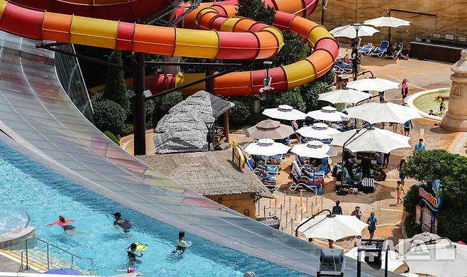 [서귀포=뉴시스] 우장호 기자 = 폭염이 기승을 부리는 5일 오후 서귀포시 안덕면 제주신화월드 워터파크를 찾은 피서객들이 물놀이를 하며 더위를 식히고 있다. 2025.07.05. woo1223@newsis.com