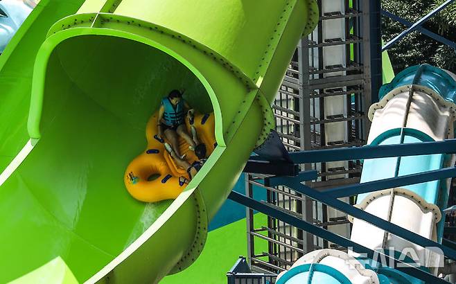 [서귀포=뉴시스] 우장호 기자 = 폭염이 기승을 부리는 5일 오후 서귀포시 안덕면 제주신화월드 워터파크를 찾은 피서객들이 물놀이를 하며 더위를 식히고 있다. 2025.07.05. woo1223@newsis.com