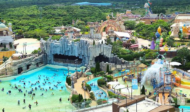 [서귀포=뉴시스] 우장호 기자 = 폭염이 기승을 부리는 5일 오후 서귀포시 안덕면 제주신화월드 워터파크를 찾은 피서객들이 물놀이를 하며 더위를 식히고 있다. 2025.07.05. woo1223@newsis.com