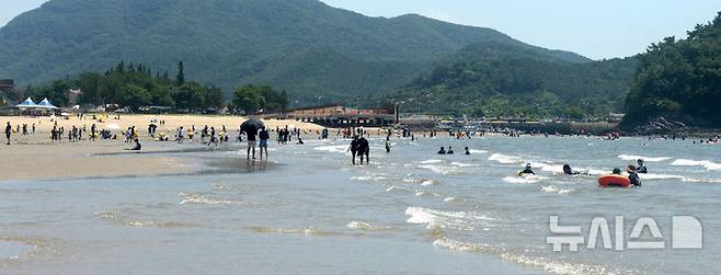 [부안=뉴시스] 김얼 기자 = 연일 무더위가 기승을 부리고 있는 5일 전북 부안군 변산해수욕장을 찾은 시민들이 물놀이를 하며 더위를 식히고 있다. 2025.07.05. pmkeul@newsis.com